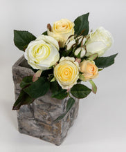 Lade das Bild in den Galerie-Viewer, Rosenbund Rosenstrauß 28 cm, weiß-creme. 5 Rosenblüten