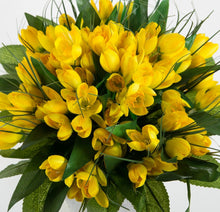 Lade das Bild in den Galerie-Viewer, Krokusstrauß 32x30cm gelb Frühlingsstrauß